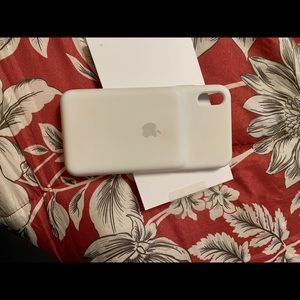 IPHONE XS MAX APPLE CHARGING CASE IN WHITE
